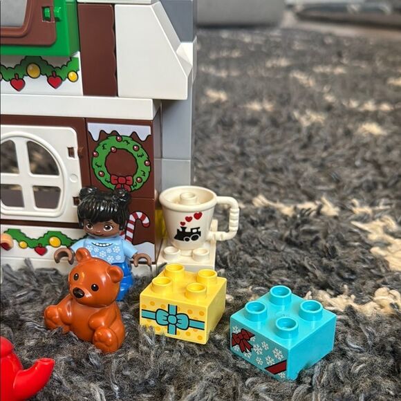 Lego Duplo Santa’s Gingerbread House - Picture 3 of 6